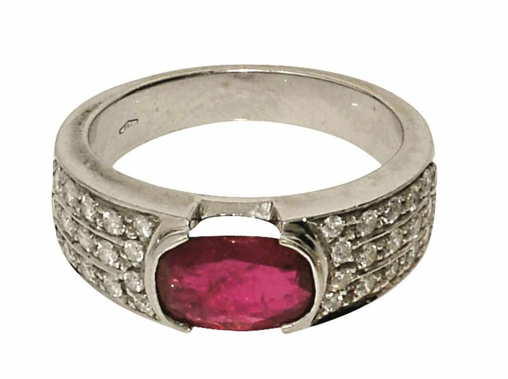 Ring 18 K WG, Marke (750). Besetzt mit einem Rubin in Ovalschliff, ca. 1,5 ct., flankiert von 38