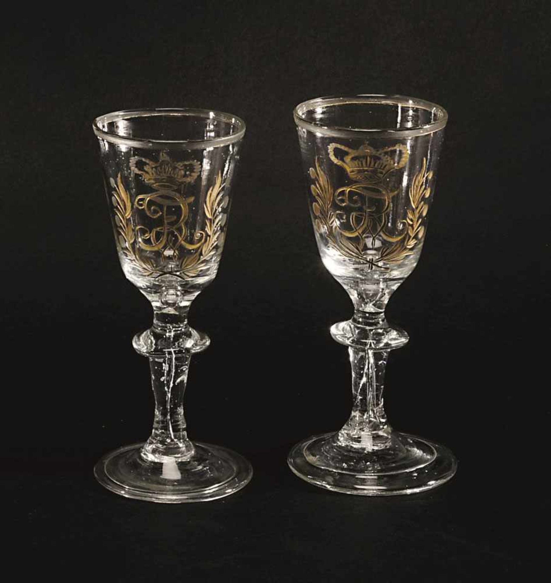 Ein Paar Pokale Deutsch, 18. Jh. Farbloses Glas mit Abriss. Konische Kuppa mit eingestochener