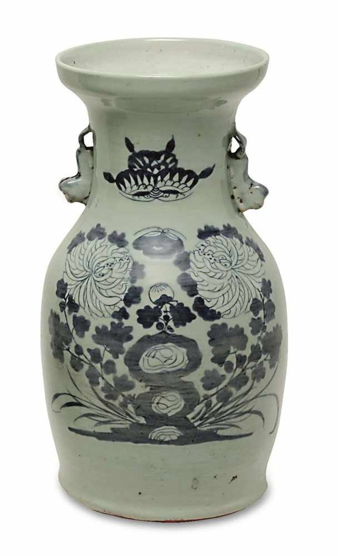 Vase China Porzellan. Zwei kleine Griffe in Fo-Hund-Form. Floraler Blaudekor: Chrysanthemen. H. 33,5