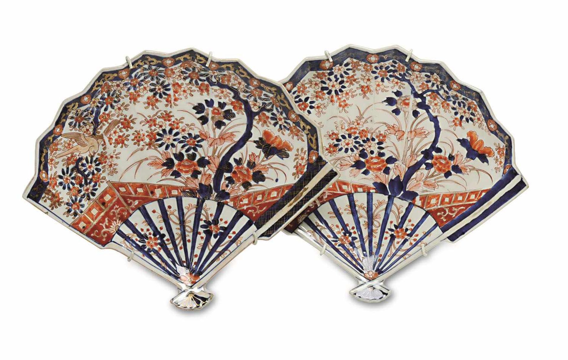 Sechs Imari-Teller Japan Porzellan. Fächerform mit floralem Dekor und Vogel in Unterglasurblau,