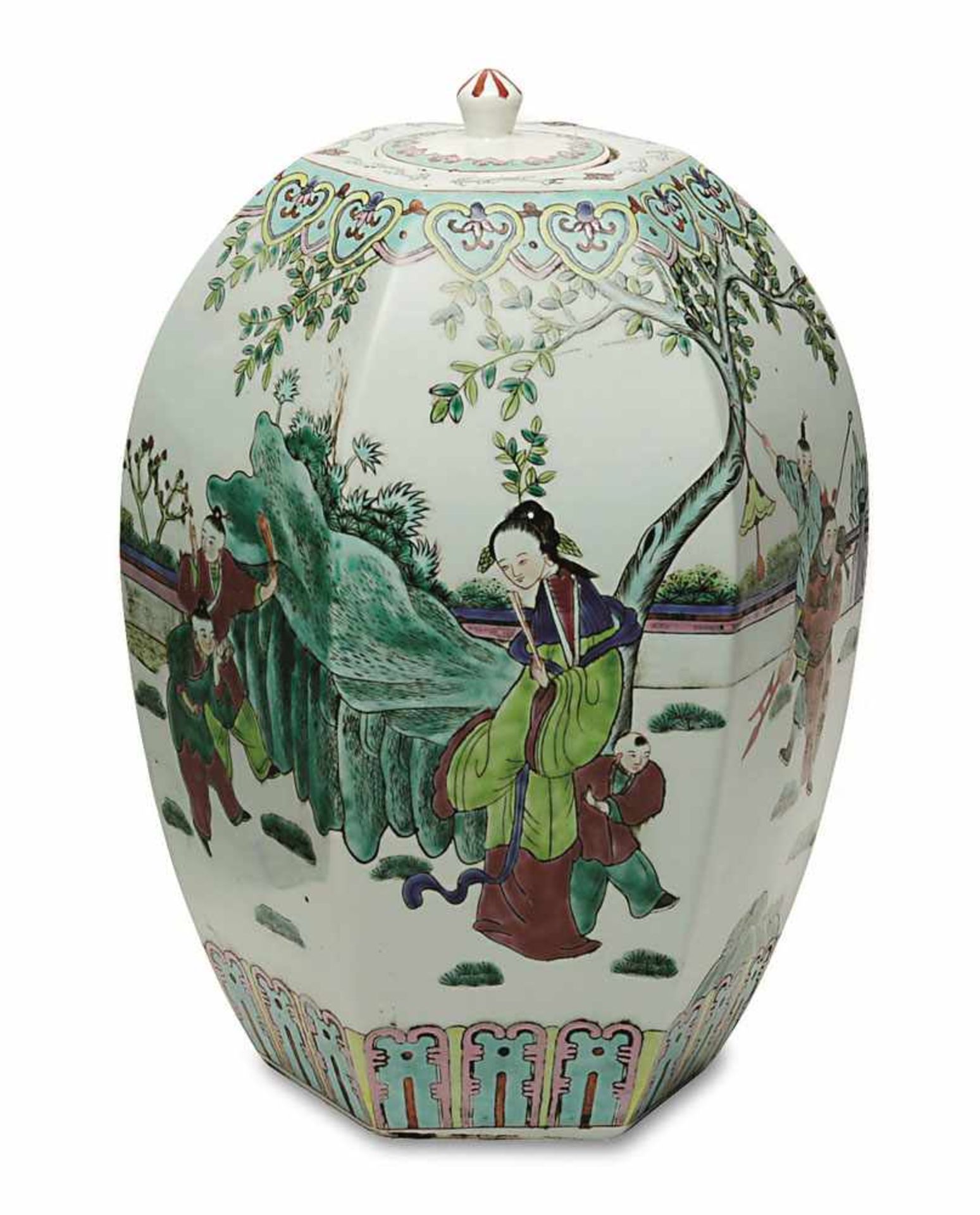 Deckelvase China Porzellan. Eiförmig gebauchte, sechsseitige Vase mit flachem Deckel. Bunter