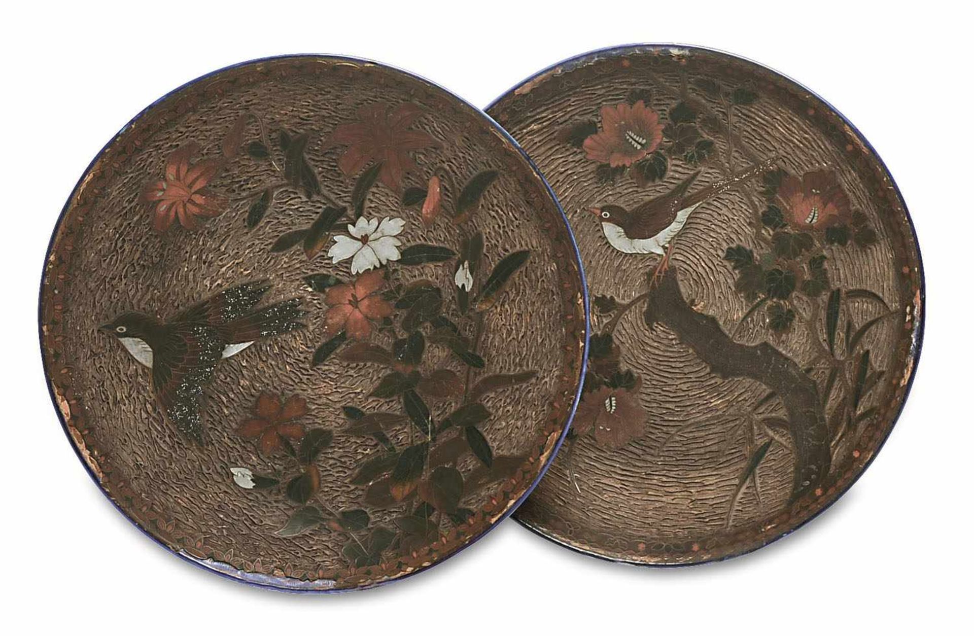 Ein Paar Teller China Porzellan mit cloisonnéartig dekorierter, strukturierter Keramik(?)-Auflage: