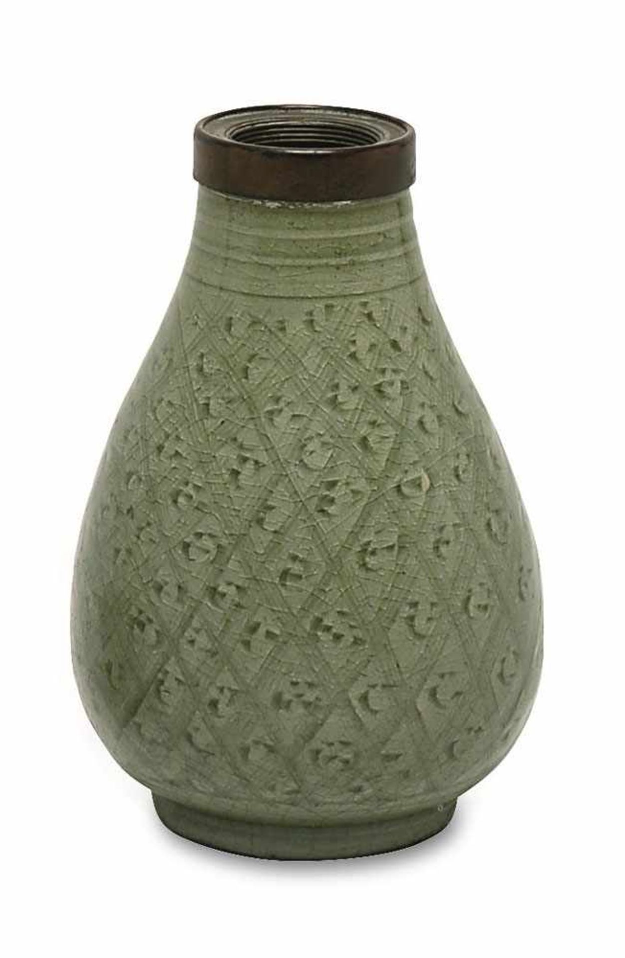 Vase China, im Stil der Longquan-Keramik Steinzeug. Tropfenförmige Vase, Metallmontierung am Rand.