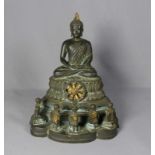 Buddha Shakyamuni Sinotibetisch, 19./20. Jh. Auf doppeltem Lotussockel mit Lebensrad in einfachem