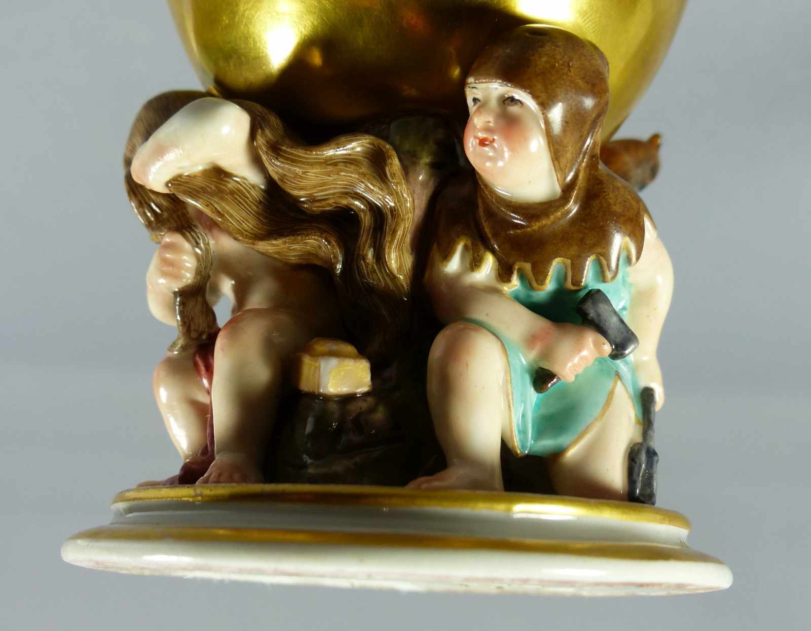 Pokal mit allegorischen Puttendarstellungen KPM Berlin, 1850-70 Auf rundem Fuß figürlicher Schaft in - Image 6 of 8