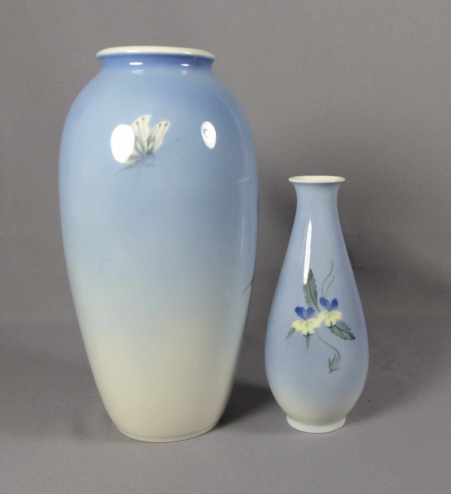 Zwei bauchige Vasen Royal Copenhagen, 20. Jh. In Pastelltönen bemalt mit großen Blumenzweigen auf - Image 3 of 3