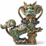 Shiwan Fo-Hund China, 19. Jahrhundert Fein farbig gestaltete Figur mit Glasur. Der Fo-Hund hat