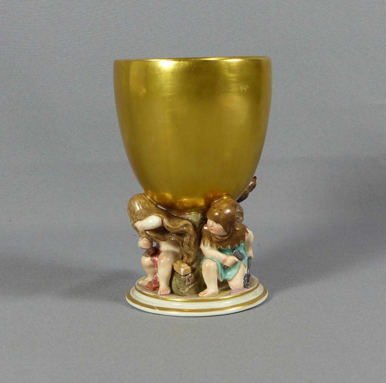 Pokal mit allegorischen Puttendarstellungen KPM Berlin, 1850-70 Auf rundem Fuß figürlicher Schaft in