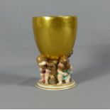 Pokal mit allegorischen Puttendarstellungen KPM Berlin, 1850-70 Auf rundem Fuß figürlicher Schaft in