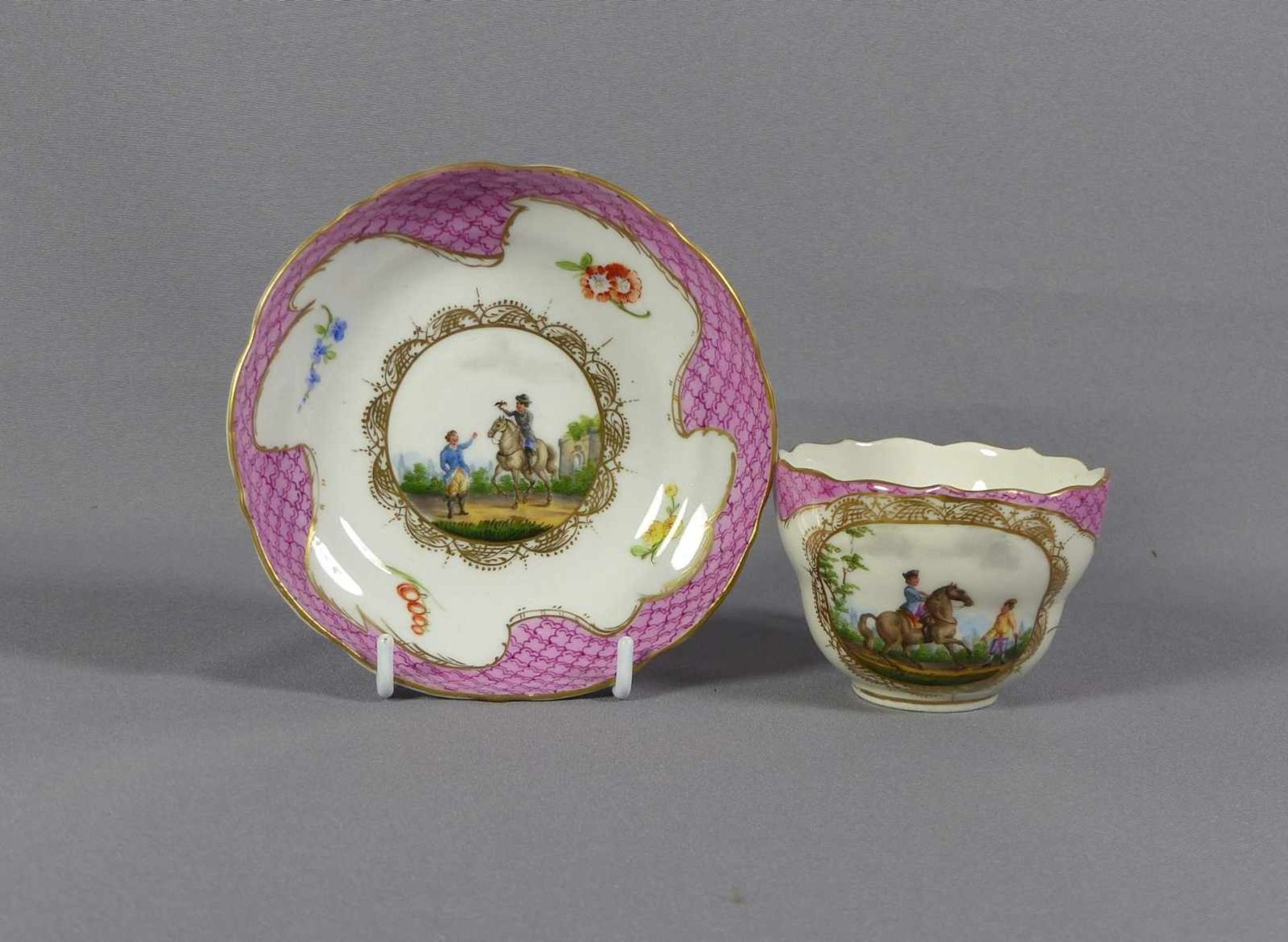 Tasse und Untertasse mit Reiterdarstellungen Meissen, 1. H. 19. Jh. Modell "Neuer Ausschnitt" in