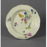 Tiefer Teller mit Blumendekor Meissen, 18. Jh. Fahne mit Ozierrelief, farbig bemalt mit Strauß aus