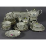 Teeservice mit Streublumendekor Meissen, 20. Jh. 25 Teile, Form "Neuer Ausschnitt": Teekanne,