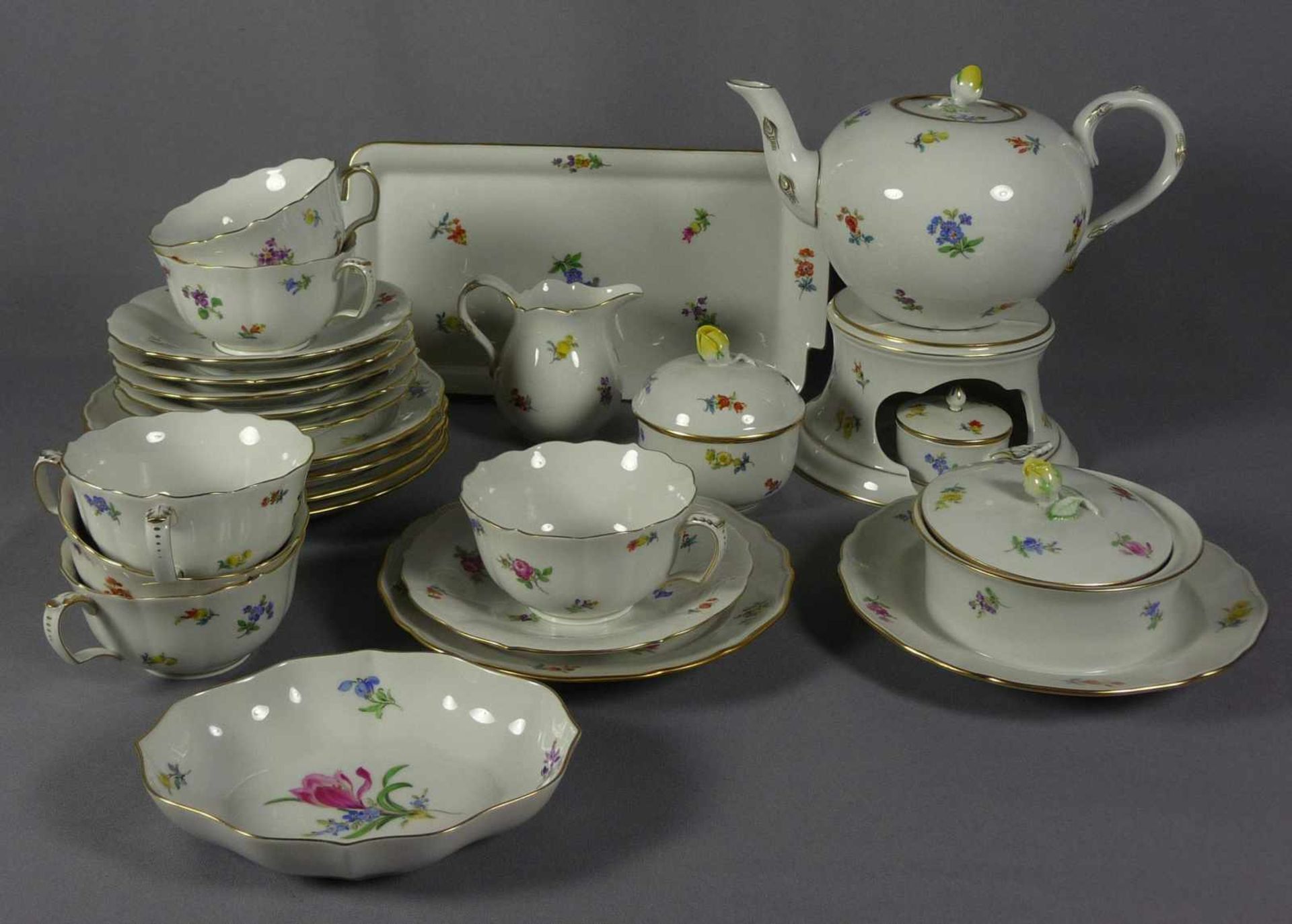 Teeservice mit Streublumendekor Meissen, 20. Jh. 25 Teile, Form "Neuer Ausschnitt": Teekanne,