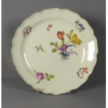 Große Platte mit Blumenmalerei Meissen, 18. Jh. Runde Form, die schmale Fahne mit vielfach