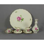 Kleines Sortiment mit Rosendekor Meissen, 20. Jh. Flache runde Platte (Ø 34 cm), Vase (H. 18 cm),