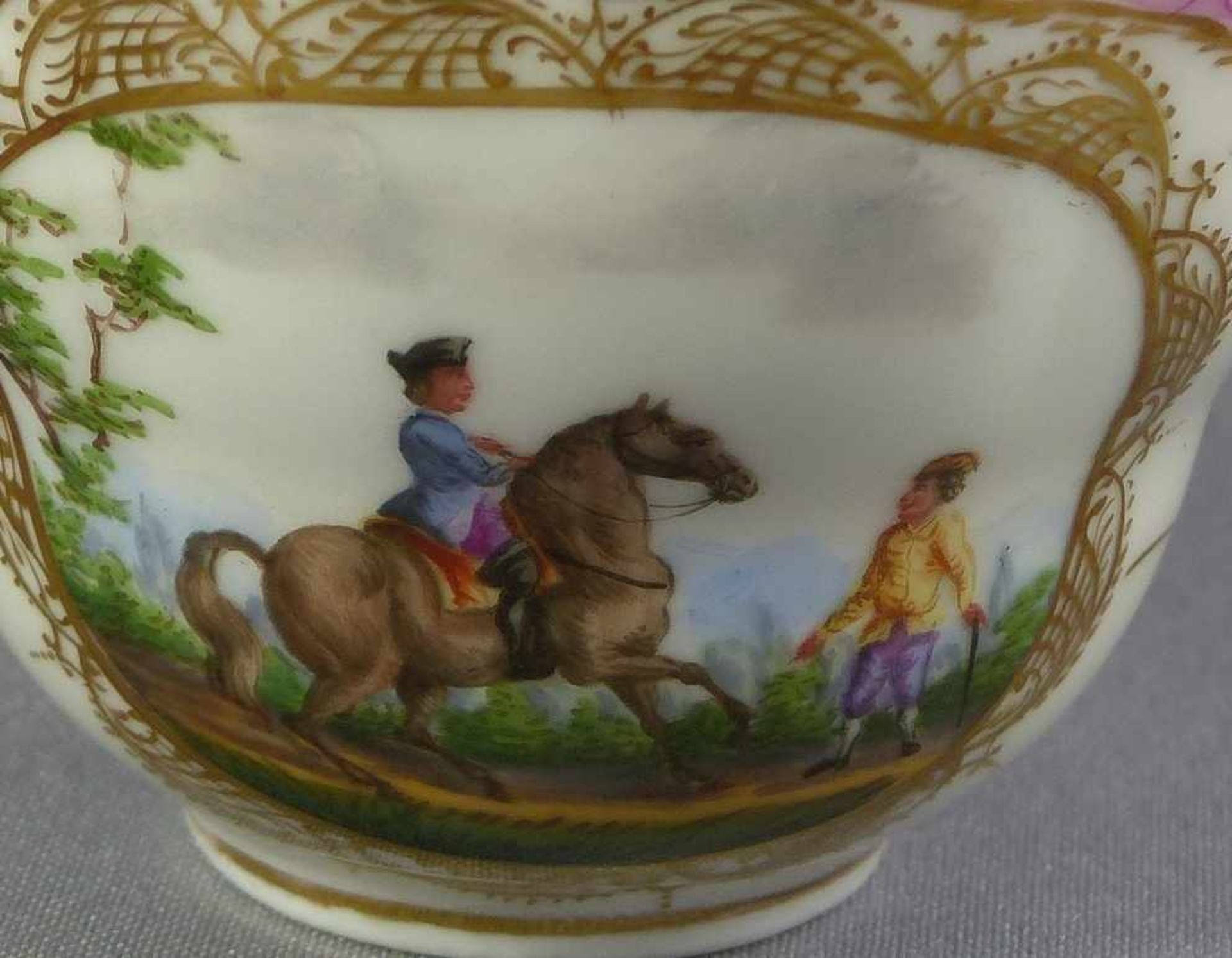 Tasse und Untertasse mit Reiterdarstellungen Meissen, 1. H. 19. Jh. Modell "Neuer Ausschnitt" in - Bild 4 aus 5