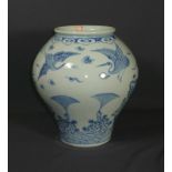 Blau-weiß-Vase Korea, Ahn Don Oh - 20. Jh. Hochschultrig gebauchte Form mit kobaltblauer Bemalung