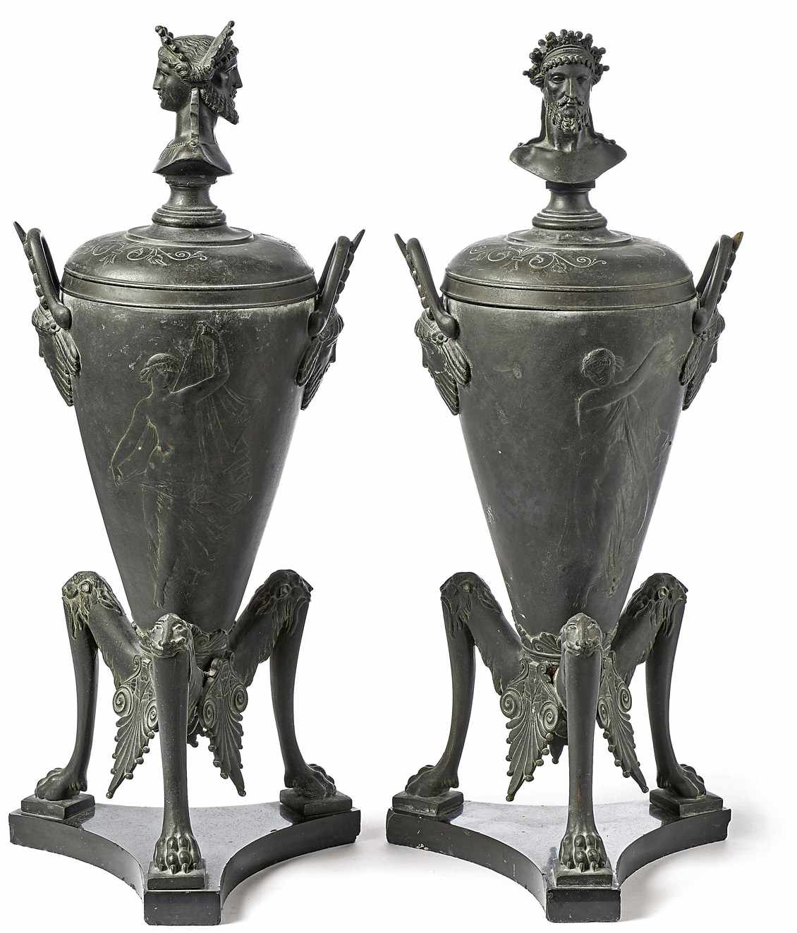 Paar Deckelvasen im pompejanischen Stil Italien, M. 19. Jh. Auf dreiseitig eingezogener, schwarzer - Image 2 of 2