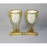 Kleines Potpourri-Vasenpaar mit vergoldeter Montierung Frankreich, 19. Jh. Ovoides Gefäß gefasst von