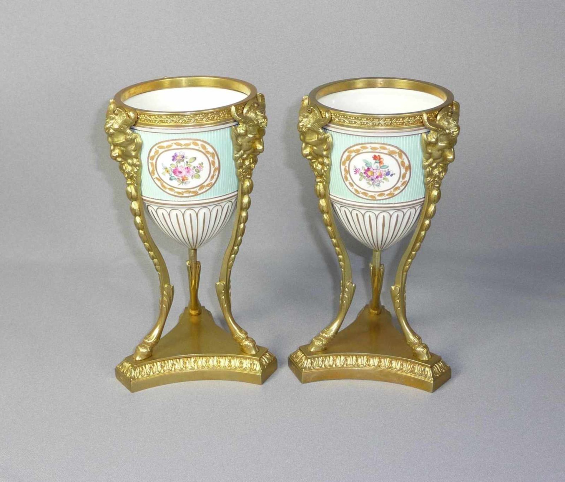 Kleines Potpourri-Vasenpaar mit vergoldeter Montierung Frankreich, 19. Jh. Ovoides Gefäß gefasst von