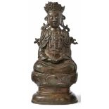 Sitzender Bodhisattva Guanyin China, Ming-Dynastie, 17. Jh. In Dhyanasana auf hohem Lotossockel.