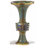 Kleine Vase in "Gu"-Form China, Qing-Dynastie, Qianlong-Periode Runder, beidseitig trompetenförmig