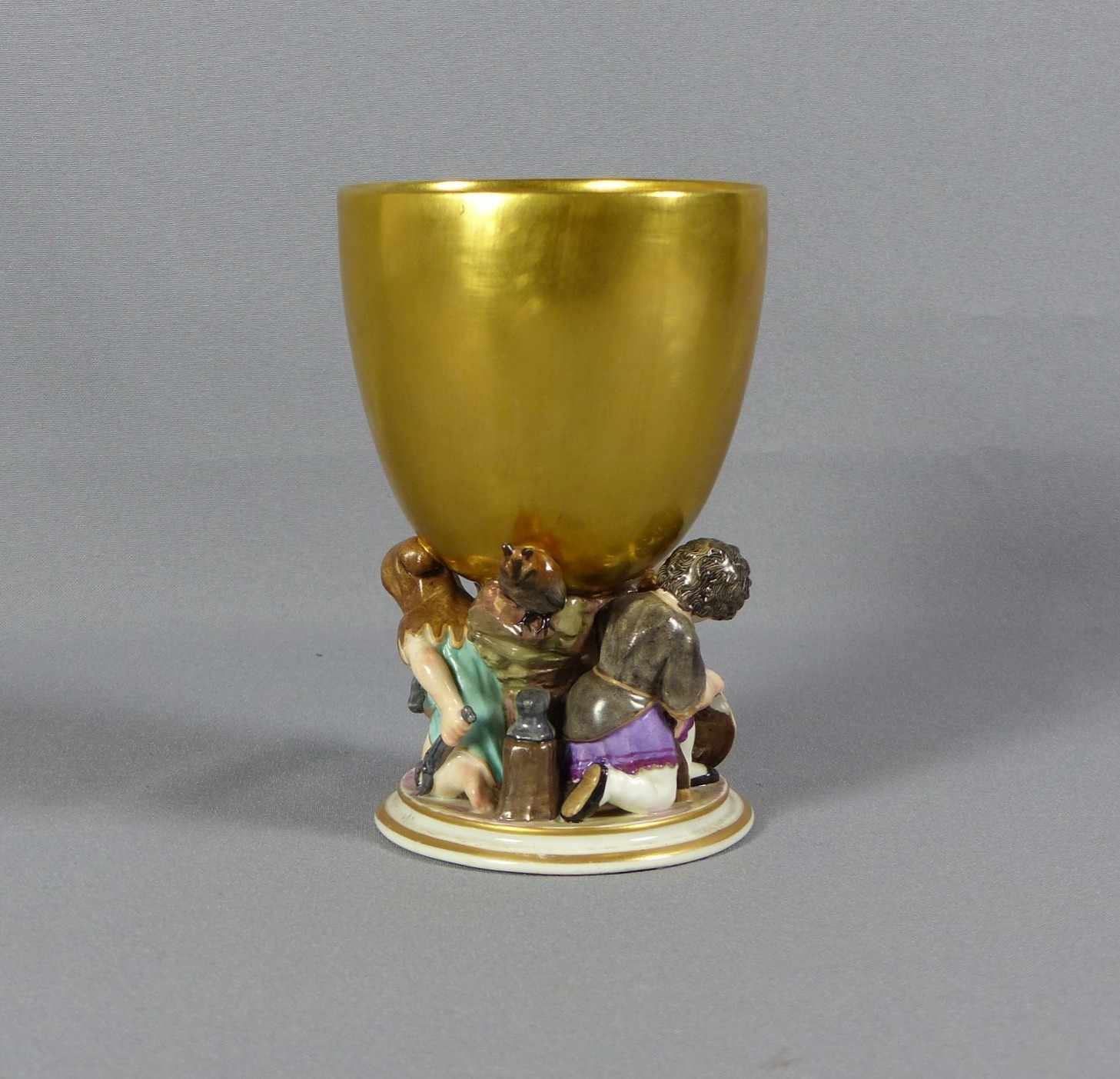 Pokal mit allegorischen Puttendarstellungen KPM Berlin, 1850-70 Auf rundem Fuß figürlicher Schaft in - Image 3 of 8