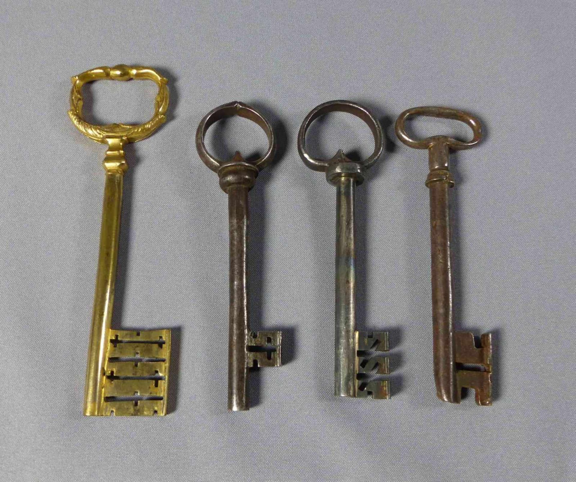 Konvolut Schlüssel 18. Jh. 4-tlg. Hohlschaft mit gesägtem Bart, profiliertes Gesenke mit einfach - Bild 2 aus 2