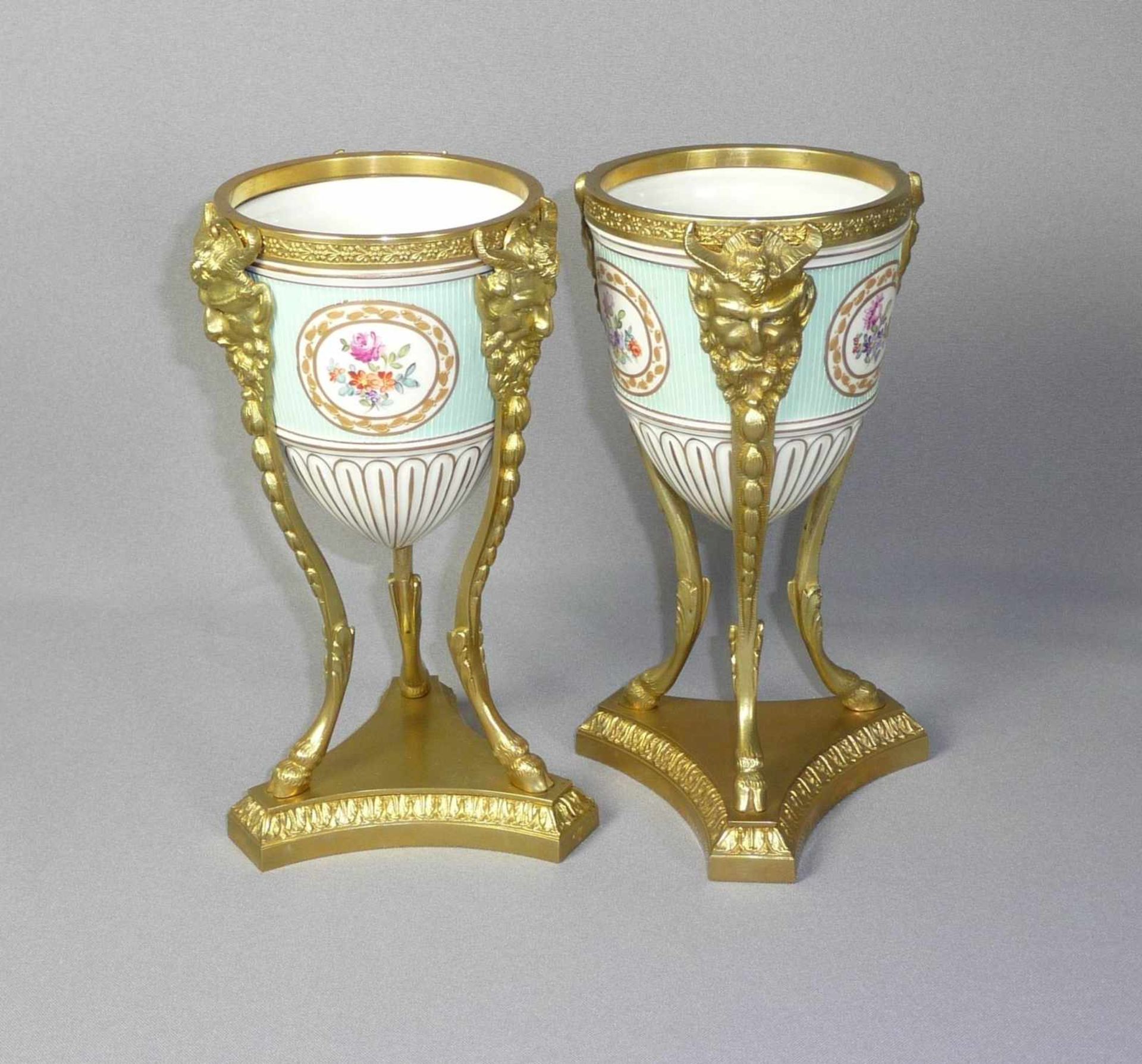 Kleines Potpourri-Vasenpaar mit vergoldeter Montierung Frankreich, 19. Jh. Ovoides Gefäß gefasst von - Bild 6 aus 7