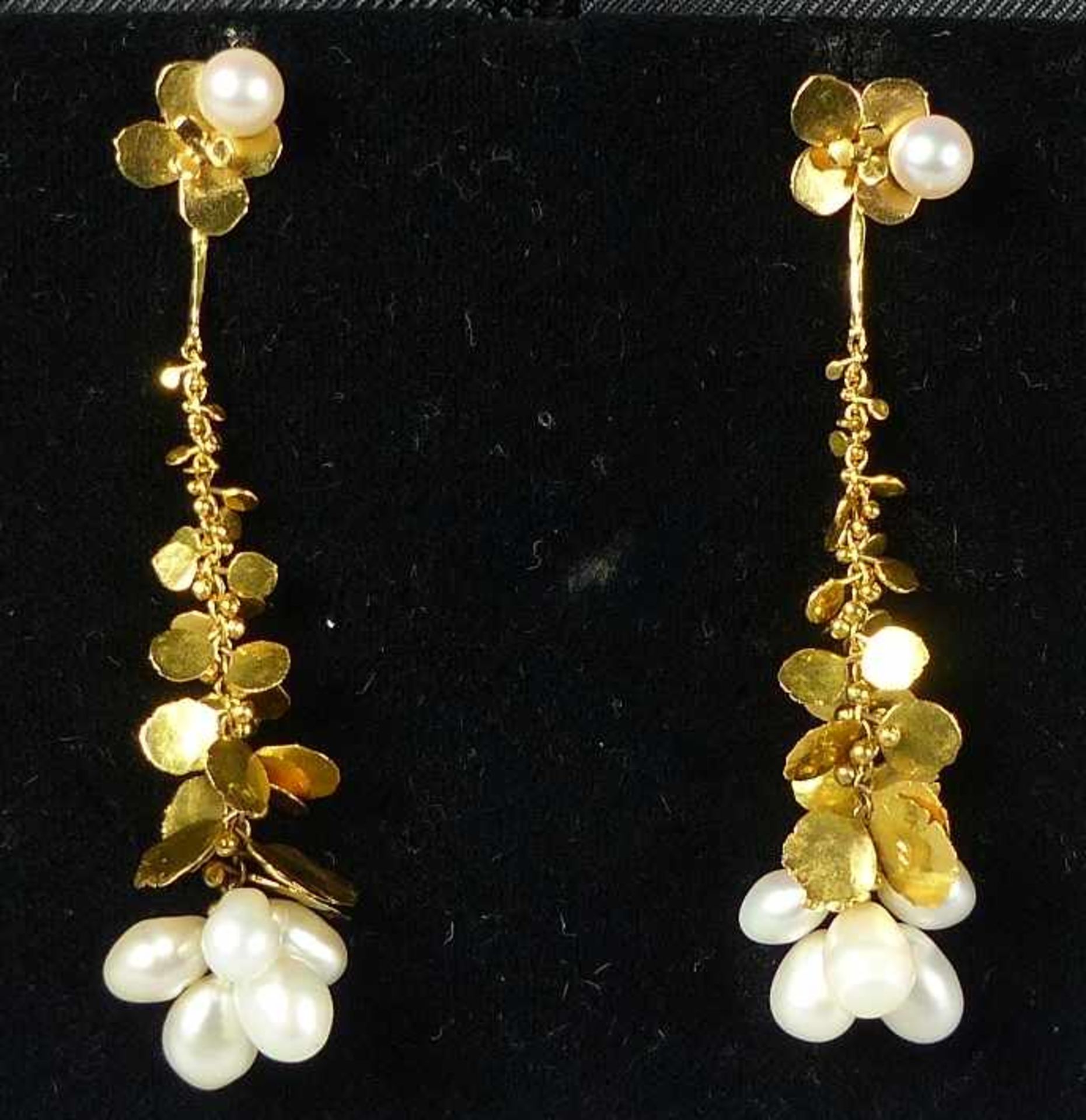 Paar Goldplättchen-Perl-Ohrhänger Goldschmied Schott, Nürnberg, E. 20. Jh. An Blütenbrisur mit