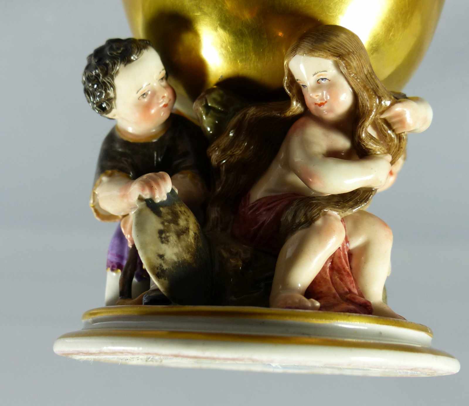 Pokal mit allegorischen Puttendarstellungen KPM Berlin, 1850-70 Auf rundem Fuß figürlicher Schaft in - Image 7 of 8