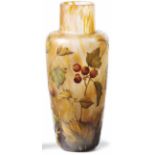 Vase mit Hagebutten Daum Frères, Nancy - um 1910 Konischer Korpus mit eingezogener Schulter und
