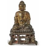 Sitzender Buddha China Auf Lotossockel im Meditationsitz (Dhyanasana), die Rechte in Bhumisparsha (