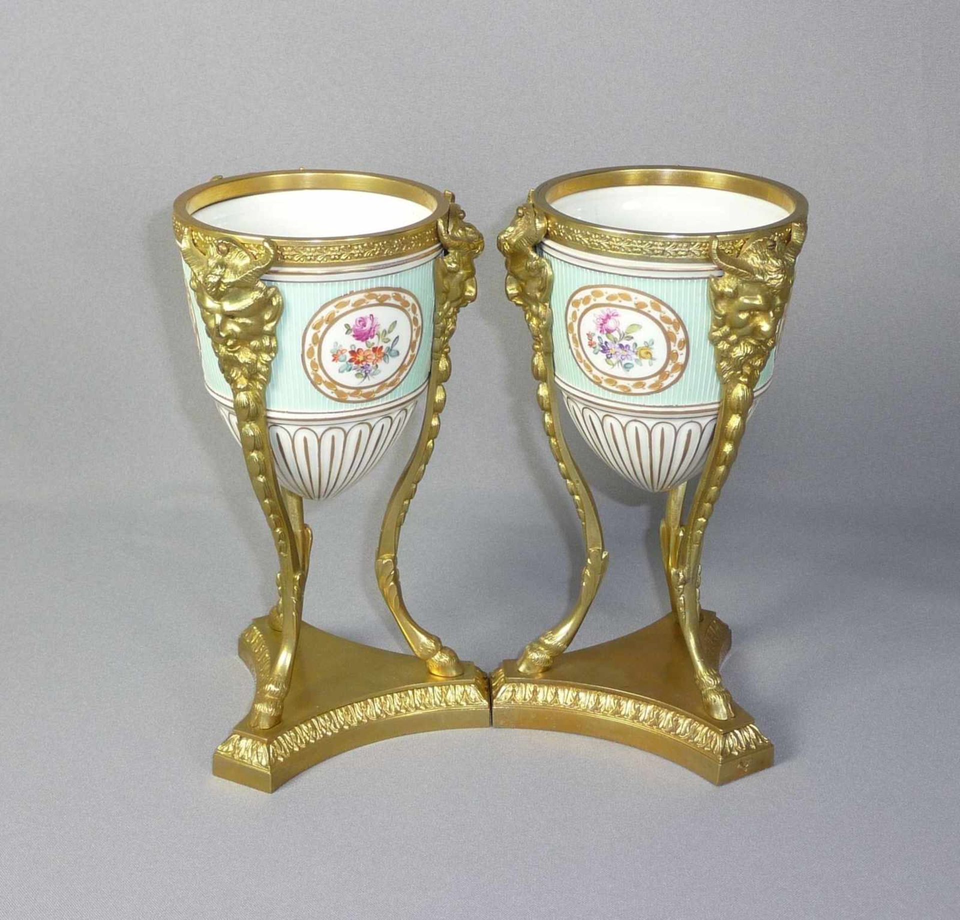 Kleines Potpourri-Vasenpaar mit vergoldeter Montierung Frankreich, 19. Jh. Ovoides Gefäß gefasst von - Bild 2 aus 7