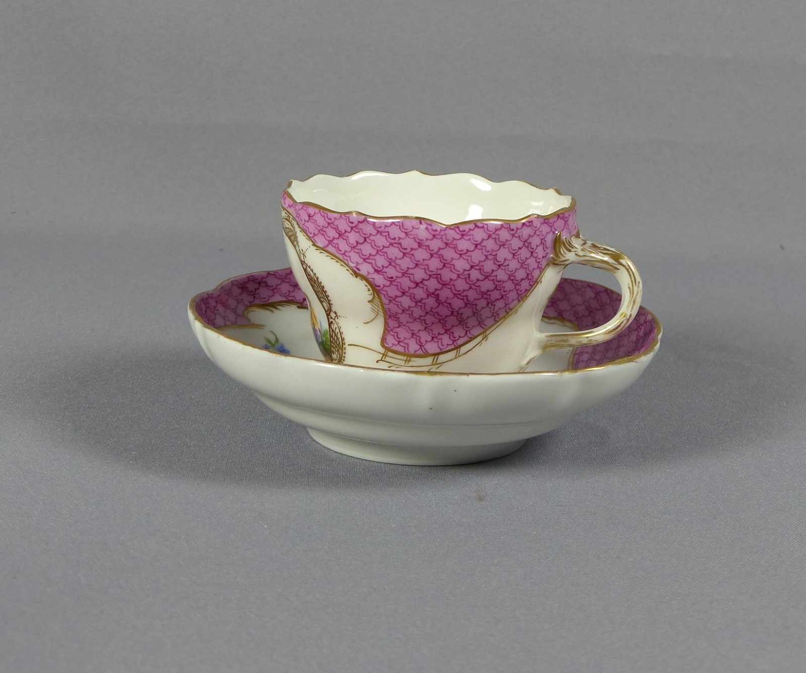 Tasse und Untertasse mit Reiterdarstellungen Meissen, 1. H. 19. Jh. Modell "Neuer Ausschnitt" in - Image 2 of 5