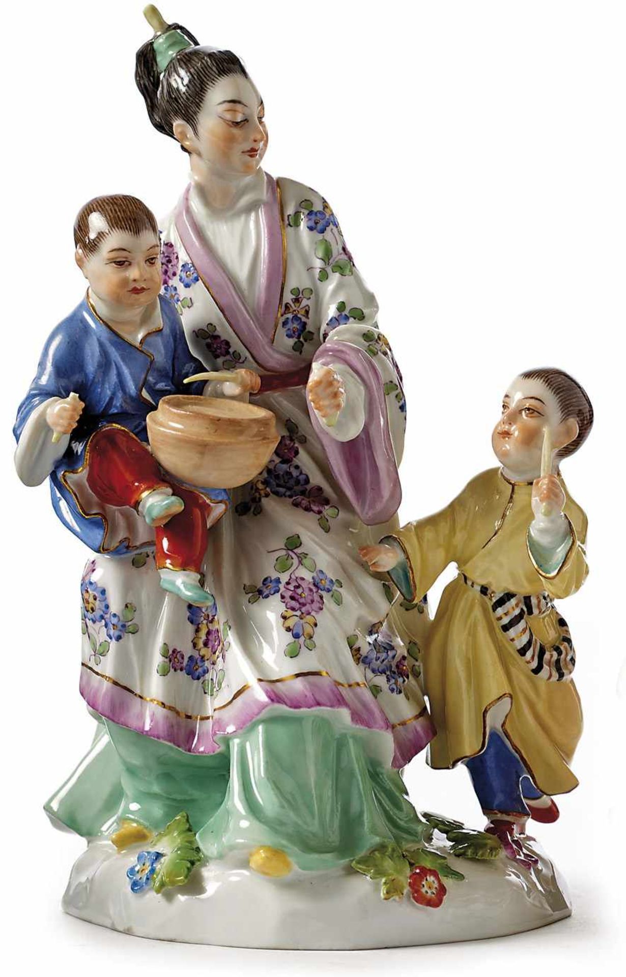 Japanerin mit zwei Kindern Meissen, M. 20. Jh. Auf Felsen und Natursockel sitzend und stehend.
