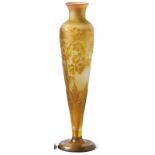 Vase Emile Gallé, Nancy - um 1905 Auf rundem Scheibenfuß der schlanke, konische Korpus mit