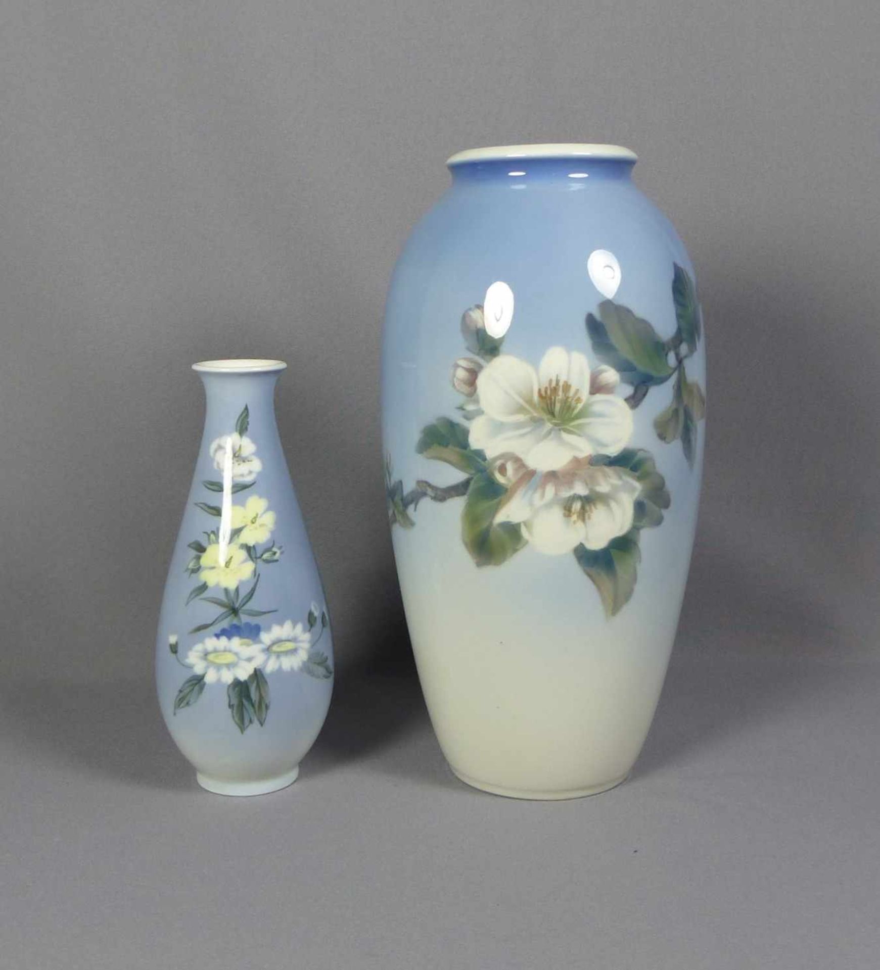 Zwei bauchige Vasen Royal Copenhagen, 20. Jh. In Pastelltönen bemalt mit großen Blumenzweigen auf