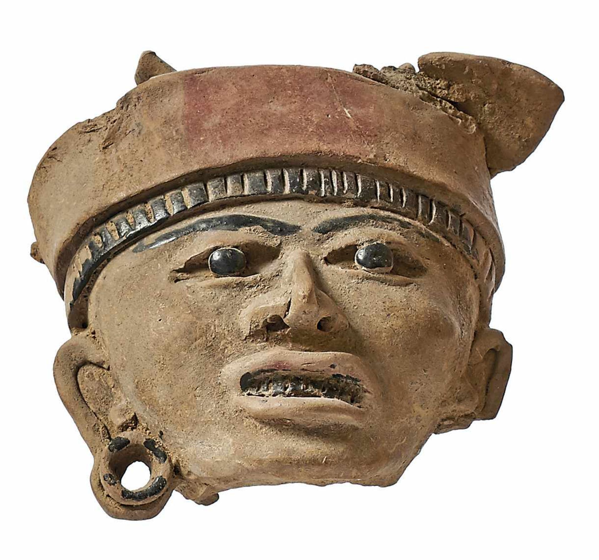 Kopffragment einer Skulptur Präkolumbianisch Terrakotta, farbig gefasst. H. ca. 15 cm. -