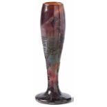 Vase Frankreich, A. 20. Jh. Auf breitem, rundem Standfuß der keulenförmige Korpus mit stehendem,