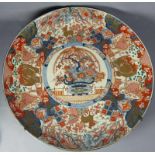 Sehr große, runde Imari-Platte China, Coupeform, im Spiegel Blumen in einer Vase, umgeben von