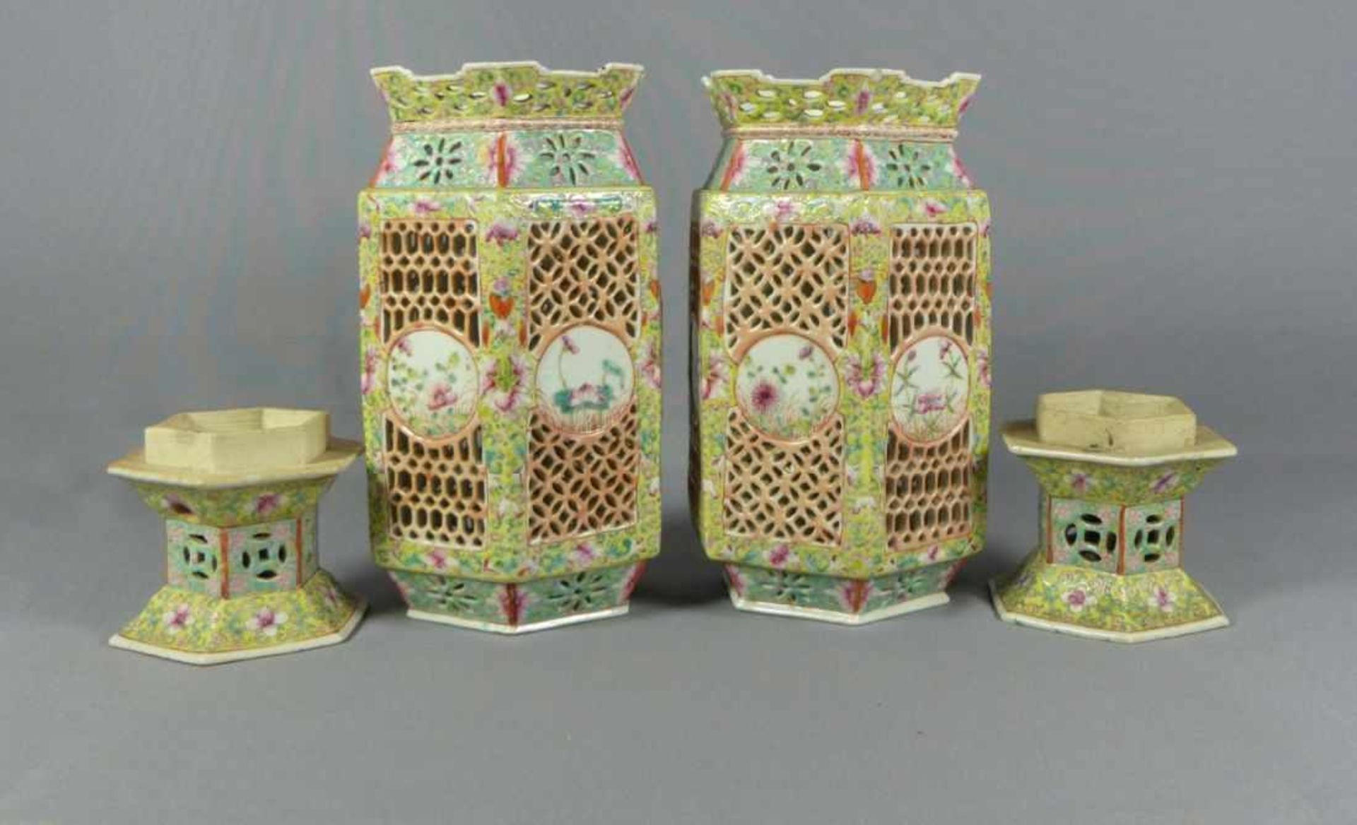 Ein Paar "Famille rose"-Laternenschirme auf Sockel China, Qing-Dynastie, 19. Jh. In klassischer - Bild 2 aus 2