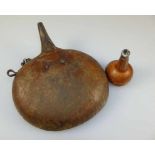 Pulver- und Zündkrautflasche Türkei, 19. Jh. Flacher, ballenförmiger Korpus aus Leder mit