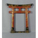 Bilderrahmen in Form eines Torii (Schreintor) Japan, um 1900 Goldlackmalerei mit Bambussträuchern