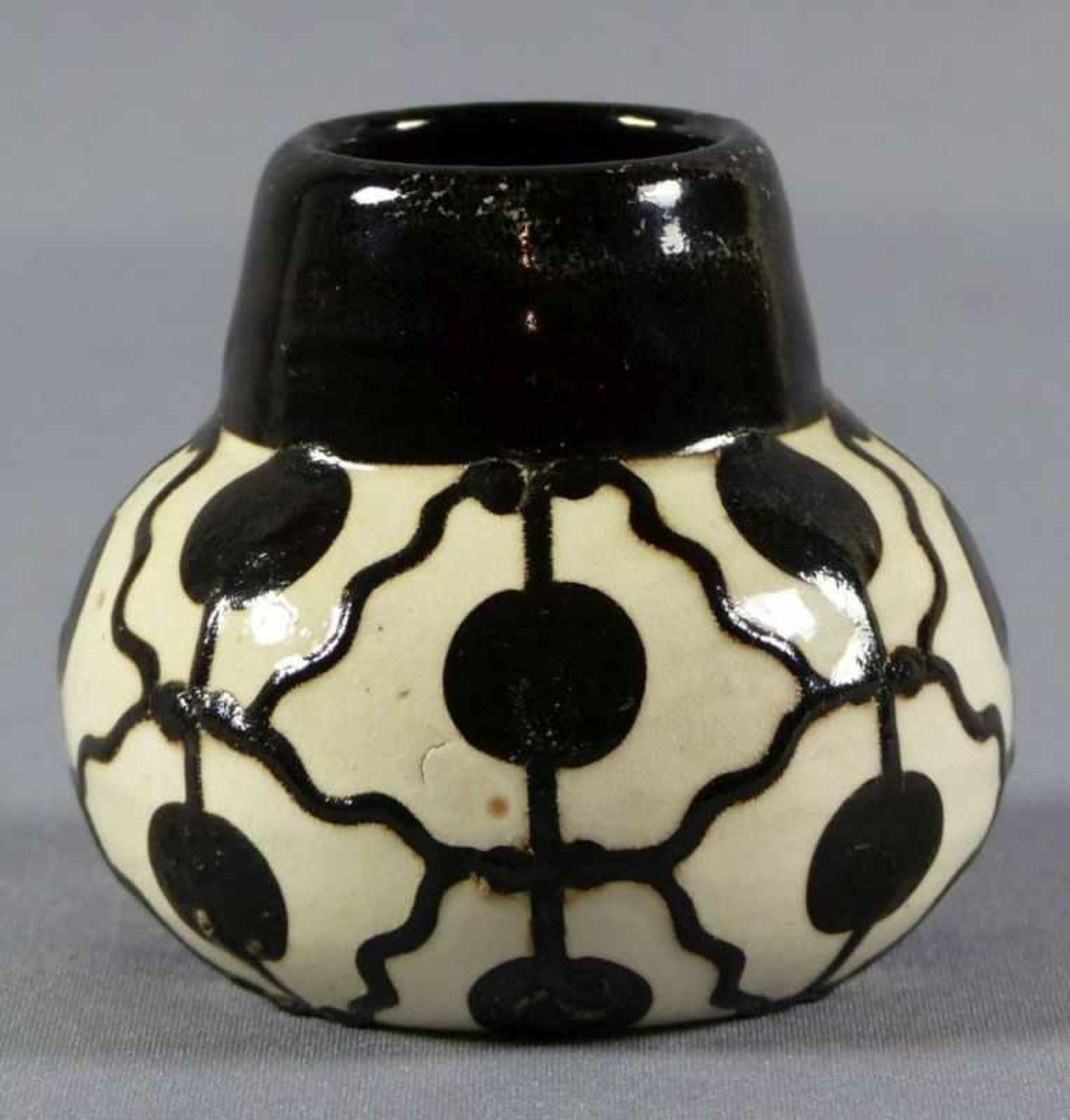 Kleine Vase Deutschland, A. 20. Jh. In der Art von Max Laeuger. Bauchiger Korpus, gitterartiger