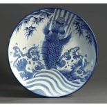 Sehr großer Blau-Weiß-Teller Japan, 19. Jh. Gemuldete Form mit Darstellung eines aus den Wellen