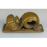 Zierapplike A. 20. Jh. Auf rechteckiger Platte zoomorphe Gestalt. Bronze. 16 x 4,5 x 7 cm. -