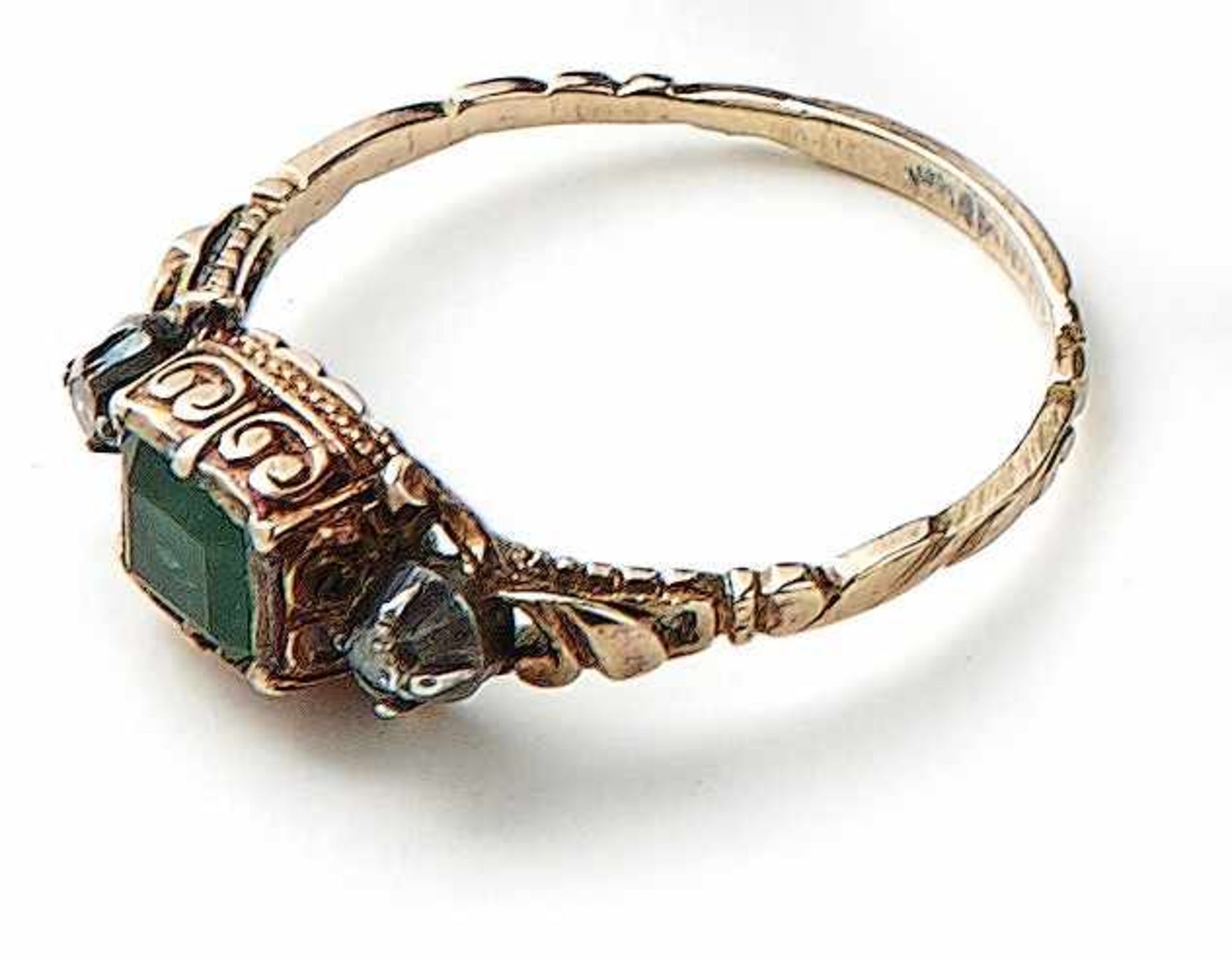 Smaragd-Diamant-Ring E. 18. Jh. Schmale, gravierte Schiene, schauseitig besetzt mit einem Smaragd