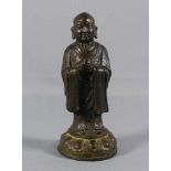 Figur des Ananda China, Ming-Dynastie, 17. Jh. Auf einfachem Lotossockel im Mönchsgewand stehend,