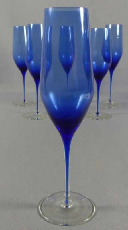Sechs Sektgläser Murano, 20. Jh. Auf Scheibenfuß schlanker Schaft mit eingeschmolzenem, blauem - Image 2 of 3